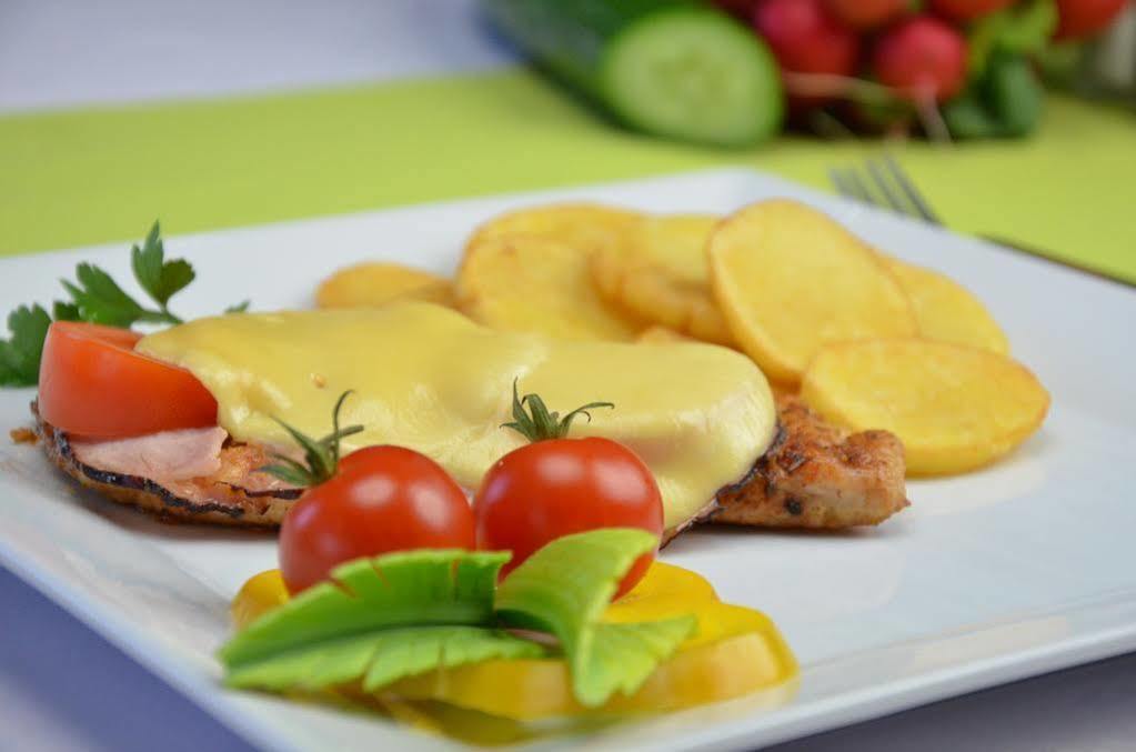 Hotel Milosz Restauracja, Basen Dla Dzieci, Sala Zabaw, Silownia 카르투지 외부 사진